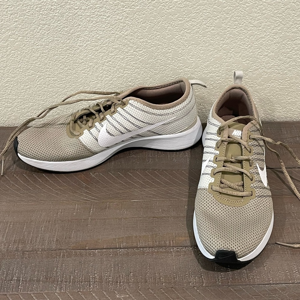 Nike dual tone racer size 7 green and white tennis shoes